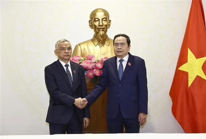 Le président de l'Assemblée nationale (AN) du Vietnam, Tran Thanh Man, reçoit le vice-président de l'AN lao, Sommad Pholsena (gauche). Photo : VNA.