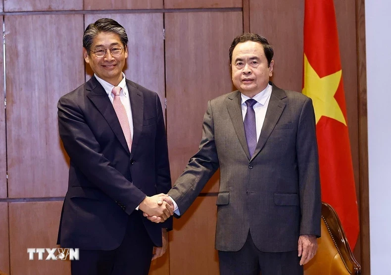 Le président de l’Assemblée nationale, Trân Thanh Mân (à la droite) et l’ambassadeur du Japon au Vietnam, Ito Naoki, à Cân Tho, le 20 janvier. Photo : VNA.