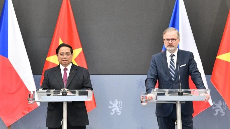 Le Premier ministre vietnamien Pham Minh Chinh et son homologue tchèque Petr Fiala, rencontrent la presse à l’issue de leur entretien, à Prague, le 20 janvier. Photo : NDEL.