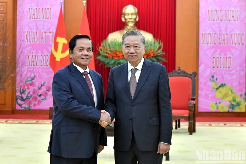 Le secrétaire général du Parti communiste du Vietnam (PCV), Tô Lâm (à droite) serre la main du membre du Comité permanent du Comité central du PPC et premier vice-président du Sénat du Cambodge, Ouch Borith, à Hanoi, le 20 janvier. Photo : NDEL.