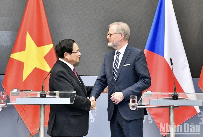 Le Premier ministre vietnamien Pham Minh Chinh (à gauche) et son homologue tchèque Petr Fiala se serrent la main avant leur rencontre avec la presse, à Prague, le 20 janvier. Photo : NDEL.