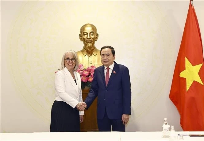 Le président de l'Assemblée nationale, Tran Thanh Man, reçoit l’Administratrice de l'Organisation internationale de la Francophonie (OIF), Caroline St-Hilaire. Photo : VNA.