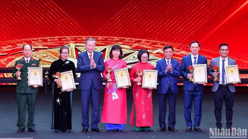 Le secrétaire général du Parti Tô Lâm (3e, à partir de la gauche) pose avec les lauréats, lors de la cérémonie, à Hanoi, le 20 janvier. Photo : NDEL.