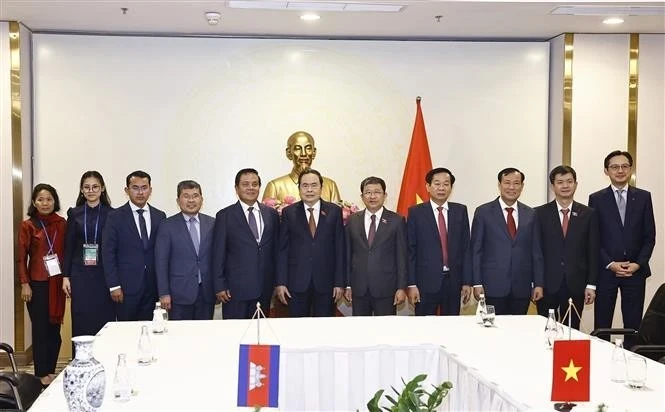 Le président de l'AN Tran Thanh Man (au milieu) reçoit le premier vice-président du Sénat cambodgien Ouch Borith. Photo : VNA.