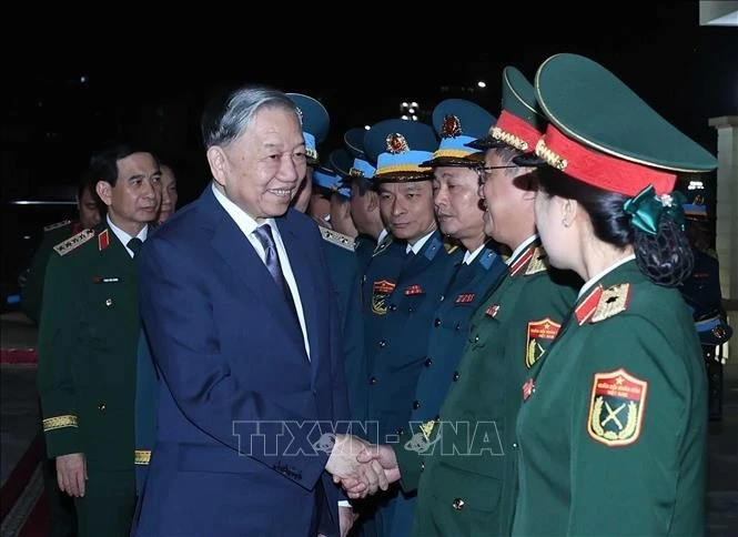 Le secrétaire général du Parti To Lam visite et formule les meilleures du Têt aux unités de Police et militaire. Photo : VNA.