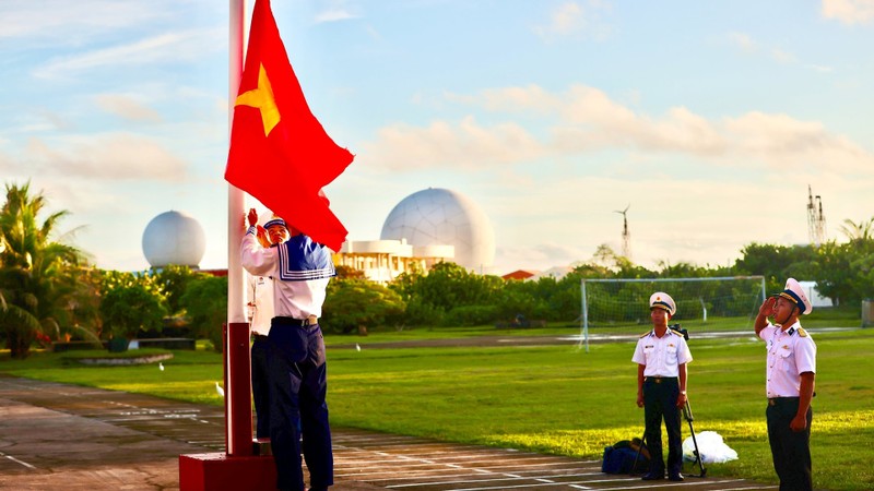 Des officiers et des soldats exécutent la cérémonie de lever du drapeau du Nouvel An sur l'île de Song Tu Tay. Photo : thoidai.vn