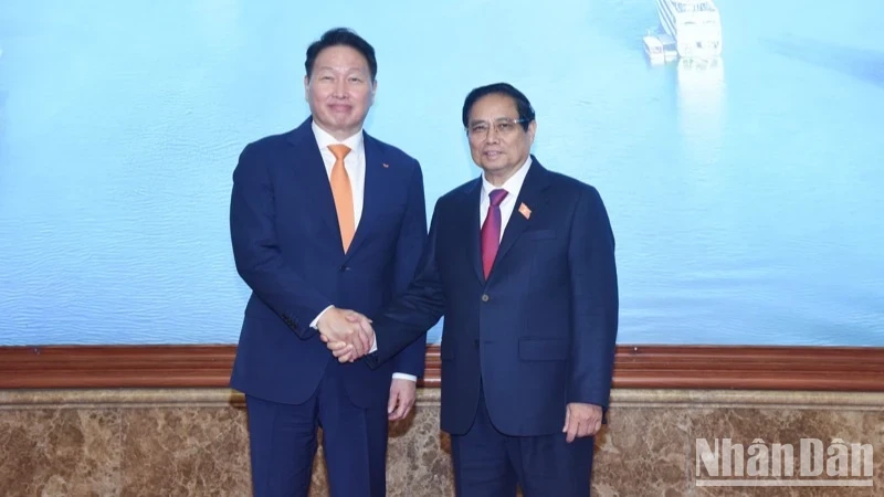 Le Premier ministre Pham Minh Chinh (droite) reçoit le président du groupe sud-coréen SK Chey Tae-won.. Photo : NDEL.