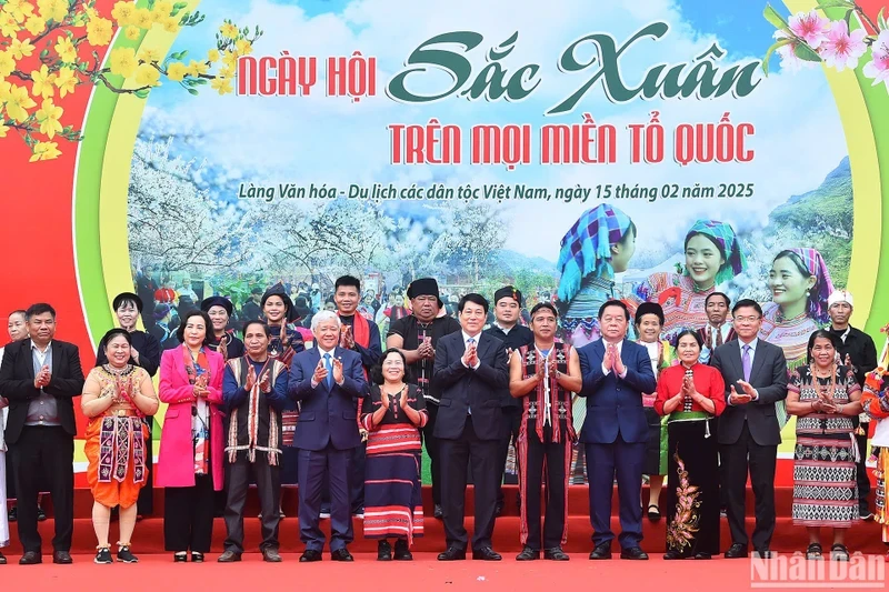 Le président Luong Cuong (au milieu) et des délégués participant à l'événement. Photo : NDEL.