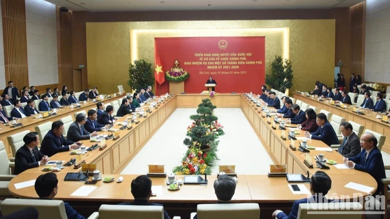  le Premier ministre Pham Minh Chinh a présidé une réunion sur la mise en œuvre de la résolution de l'Assemblée nationale concernant la structure organisationnelle du gouvernement et la répartition des missions aux nouveaux membres du gouvernement pour le mandat 2021-2026. Photo : NDEL.