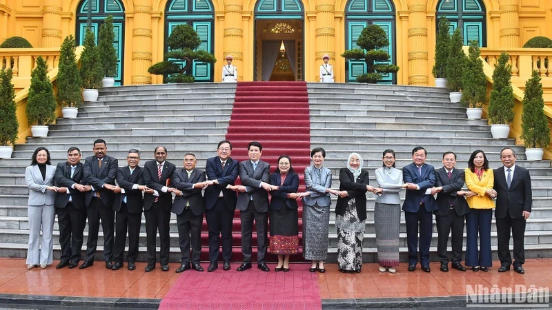 Le président vietnamien Luong Cuong prend une photo avec les ambassadeurs et chargés d'affaires des pays de l'ASEAN et du Timor-Leste. Photo : VNA.