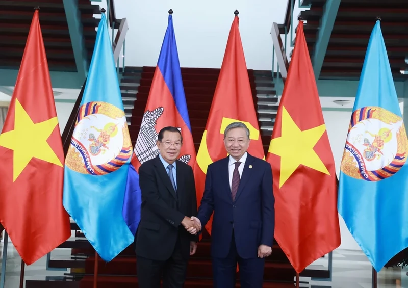 Le secrétaire général du Comité central du Parti communiste du Vietnam To Lam (droite) et le président du Parti du peuple cambodgien et président du Sénat cambodgien, Hun Sen. Photo : VNA.