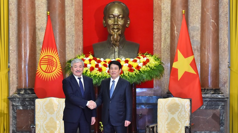 Le président Luong Cuong (droite) et le Premier ministre de la République du Kirghizistan, Adylbek Kasymaliev. Photo : VNA. 