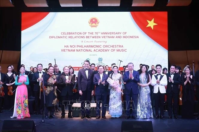 Le secrétaire général du Parti Tô Lâm et son épouse Ngô Phuong Ly au concert célébrant le 70e anniversaire des relations diplomatiques entre le Vietnam et l’Indonésie. au Ciputra Artpreneur à Jakarta, le 9 mars. Photo : VNA.