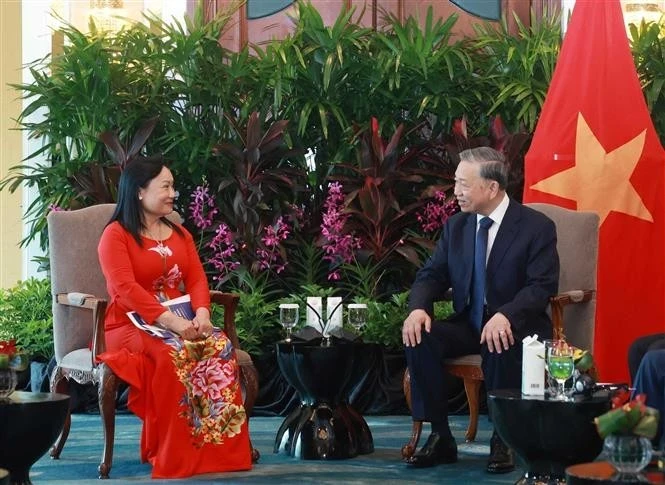 Le secrétaire général du Parti communiste du Vietnam (PCV), Tô Lâm, et Tran Thi Lam, conseillère de Shangri-La Healthcare Investment et cofondatrice de la société médicale Hoa Lâm Shangri-La. Photo : VNA.