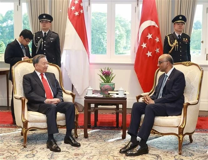 Le secrétaire général du Comité central du PCV To Lam (gauche) a eu le 12 mars à Singapour une entrevue avec le président singapourien Tharman Shanmugaratnam. Photo : VNA.