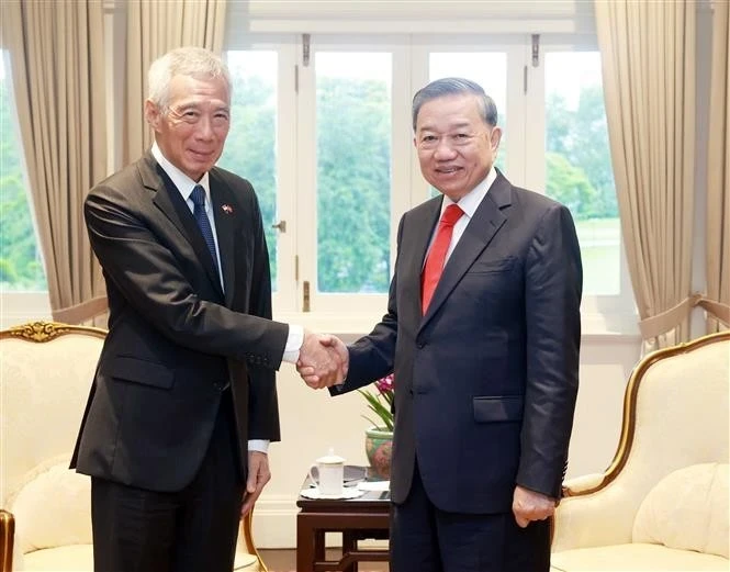 Le secrétaire général Tô Lâm (droite) rencontre l'ancien PM singapourien Lee Hsien Loong. Photo : VNA.