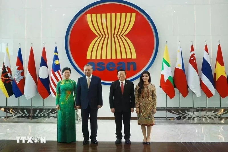 Le secrétaire général du PCV, To Lam, et son épouse rencontrent le secrétaire général de l'ASEAN, Kao Kim Hourn, et son épouse en Indonésie. Photo : VNA.