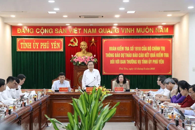 Le président de l’Assemblée nationale, Trân Thanh Mân (debout) lors de la séance de travail avec le Bureau permanent du Comité du Parti de la province de Phu Yên. Photo : NDEL.