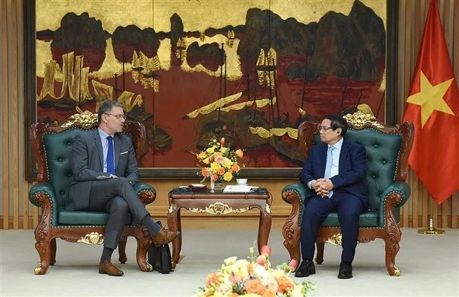 Le Premier ministre Pham Minh Chinh (à droite) et l'ambassadeur de France au Vietnam, Olivier Brochet. Photo : VNA.