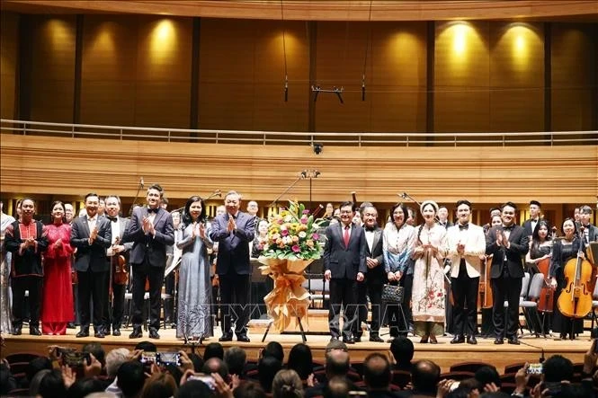 Le secrétaire général du PCV, To Lam, et son épouse assistent à un concert à l'Université nationale de Singapour. Photo : VNA.