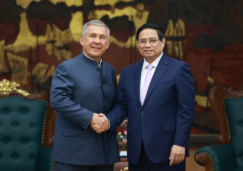 Le Premier ministre Pham Minh Chinh (droite) et R.N. Minnikhanov, chef de la République du Tatarstan de la Fédération de Russie. Photo : VNA.