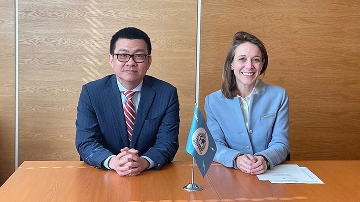 Le chef de la Mission permanente du Vietnam auprès de l’ONU, Vu Lê Thai Hoàng et Floriane Bacconnier, cheffe du Bureau de l’observateur permanent d’Interpol auprès de l’ONU. Photo : VNA. 