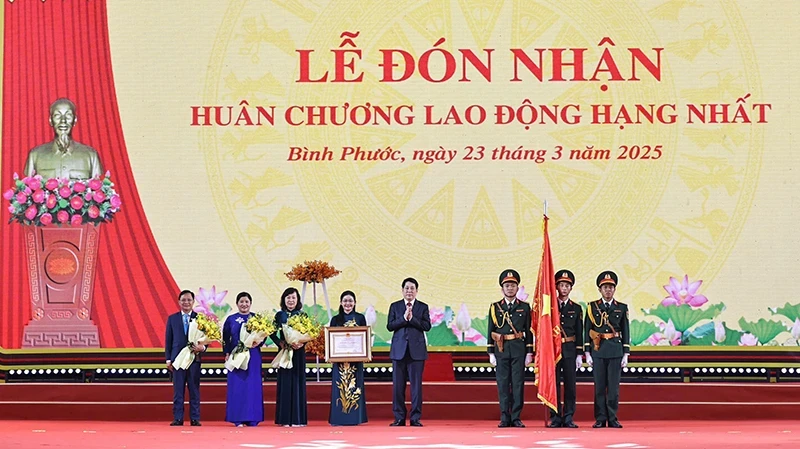 Le président vietnamien Luong Cuong (au milieu) lors de la cérémonie de commémoration. Photo : NDEL. 