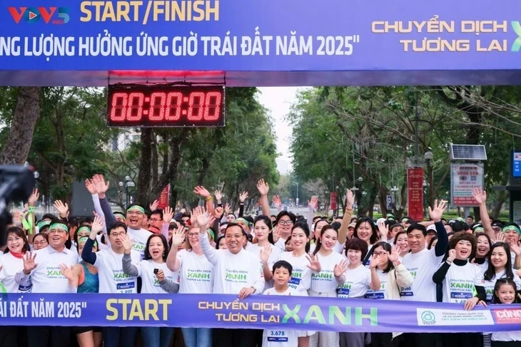 Le vice-ministre de l’Industrie et du Commerce Nguyên Hoàng Long aux côtés des participants à la course en soutien à l'Heure de la Terre 2025. Photo : VOV.