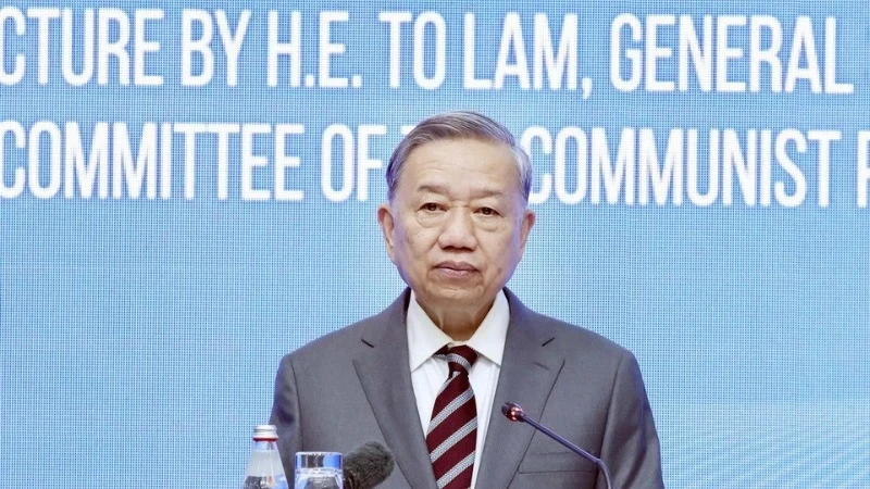 Le secrétaire général du Parti communiste du Vietnam, To Lam, à l’Académie d’administration publique auprès du Président du Kazakhstan. Photo : NDEL.