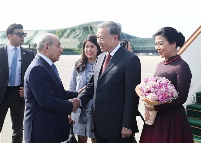 Le premier vice-Premier ministre du Kazakhstan, Yagub Eyyubov, accueille le secrétaire général du Comité central du Parti communiste du Vietnam, To Lam, et son épouse. Photo : VNA.