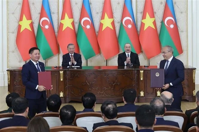 Le secrétaire général du PCV To Lam et le président azerbaïdjanais Ilham Aliyev assistent à l’échange d'un mémorandum d’accord sur la fourniture à long terme de pétrole brut à la raffinerie de Dung Quất. Photo : VNA.