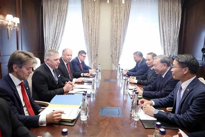 Le secrétaire général du PCV, To Lam (2e, à droite) rencontre le Premier ministre slovaque Robert Fico, à Moscou, en Russie, le 9 mai. Photo : VNA.
