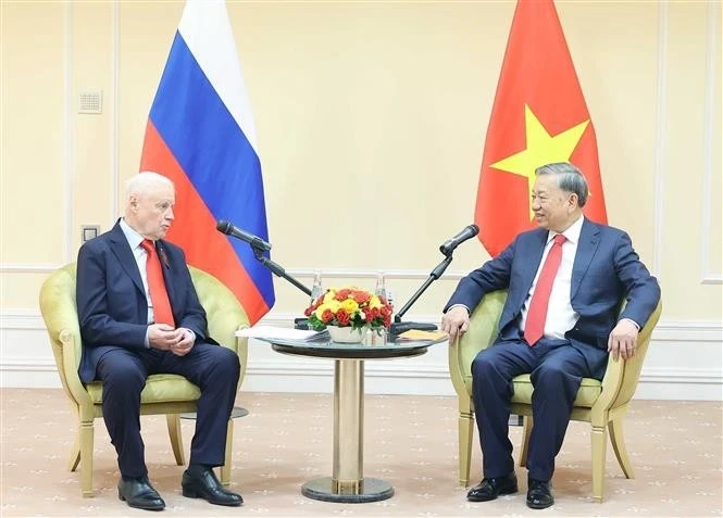 Le secrétaire général du Parti communiste du Vietnam, To Lam (droite), et Sergey Mironov, président du parti « Russie juste – Patriotes – Pour la vérité ». Photo : VNA.