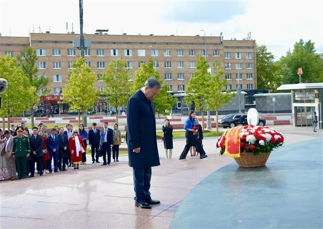 Le secrétaire général du Parti communiste du Vietnam, To Lam, rend hommage au Président Ho Chi MInh. Photo : VNA.