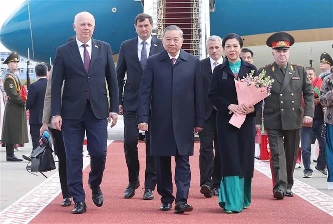 Le secrétaire général du Parti communiste du Vietnam, To Lam, et son épouse arrivent à Minsk. Photo : VNA.