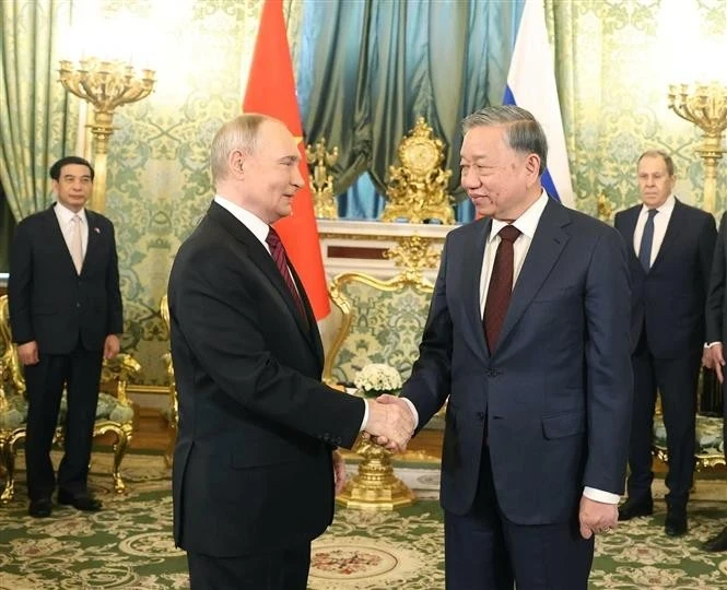 Le secrétaire général du Parti communiste du Vietnam, To Lam (droite), et le président Vladimir Poutine. Photo : VNA.