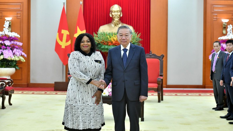 Le secrétaire général du Parti communiste du Vietnam, To Lam, reçoit la première secrétaire générale adjointe du Congrès national africain d’Afrique du Sud, Nomvula Mokonyane, Photo : NDEL.