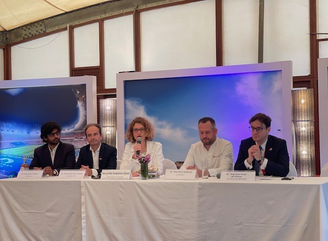Delphine Wahl (au milieu), directrice générale de la Chambre de Commerce et d’Industrie de Normandie, et les représentants des trois entreprises normandes, lors de la rencontre tenue le 25 avril à Hanoi. Photo : Phuong Anh/VOV5.
