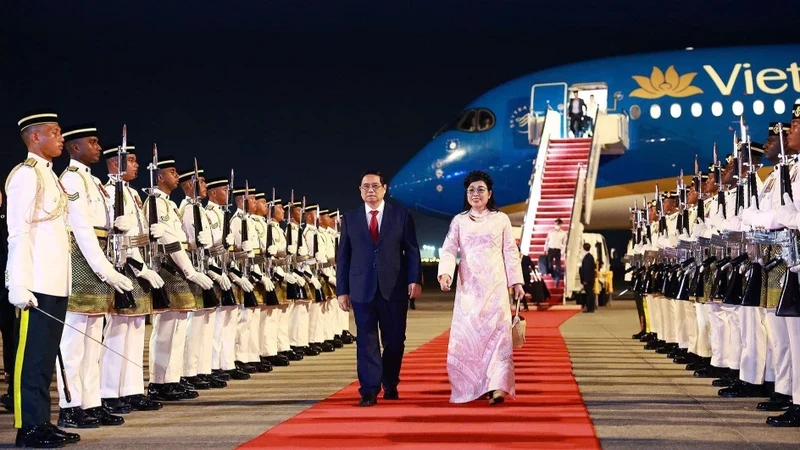 Le PM Pham Minh Chinh et son épouse à l'aéroport international de Kuala Lumpur . Photo : VNA.