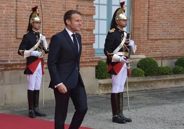 Le Président français, Emmanuel Macron, et des gardes devant l'Élysée. Photo : Getty Images.