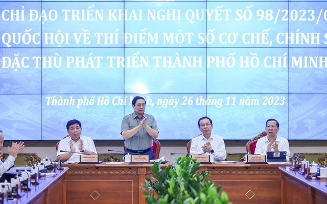 Le PM vietnamien, Pham Minh Chính (debout) lors de la première réunion de la Direction nationale chargée de mettre en œuvre la Résolution n°98 de l'Assemblée nationale. Photo : VGP.