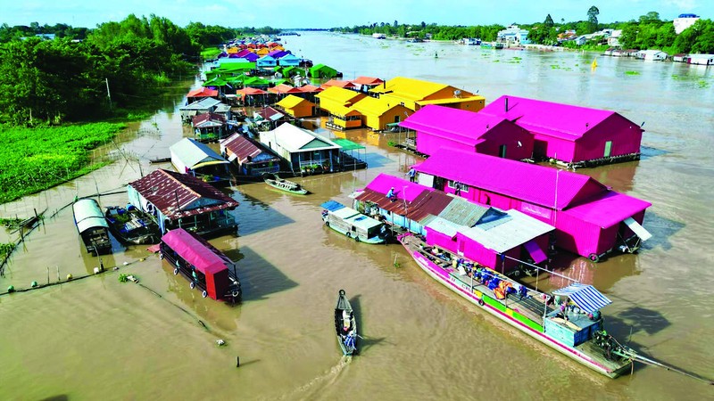 Le village de radeaux colorés de Châu Dôc, province d’An Giang. Photo : CVN.