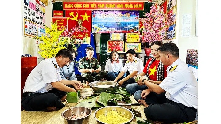 Préparation du « bánh chưng » (gâteau de riz gluant), un plat emblématique du Têt vietnamien, sur la plate-forme DK1/10. Photo : NDEL.