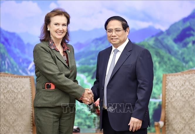 Le PM vietnamien Pham Minh Chinh (à droite) et la ministre argentine des Affaires étrangères, du Commerce extérieur et des affaires religieuses, Diana Elena Mondino, le 20 mars à Hanoi. Photo : VNA.