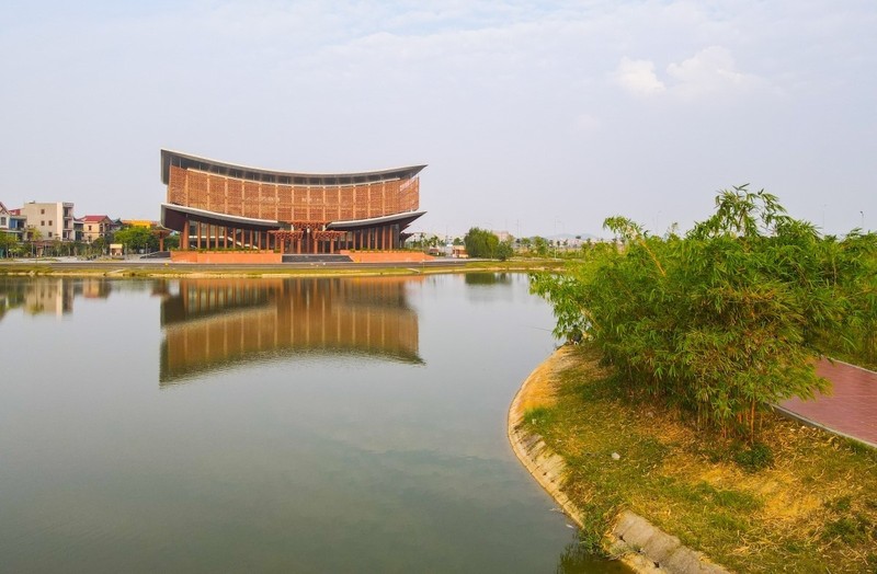 Le Théâtre Dân ca Quan ho (Théâtre des chants populaires Quan ho de Bac Ninh), dans l’ancien village de Diêm, est un rendez-vous culturel attrayant et unique. Il a pour objectif de contribuer à la préservation et à la diffusion du Quan họ (chant alterné traditionnel de la région du Kinh Bac), reconnu patrimoine culturel immatériel de l’Humanité. Photo : VOV.