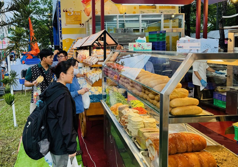 Le festival est une bonne occasion pour les visiteurs de découvrir l'histoire du « bánh mì » et de profiter des saveurs uniques de plus d’une centaine de types de sandwichs et plats à base du pain vietnamien, désormais de renommée mondiale. 