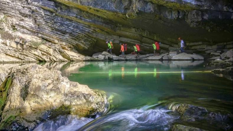 Pour explorer les grottes de Tu Lan, les touristes doivent traverser le paysage majestueux de prairies, de vallées verdoyantes, de forêts tropicales denses, conquérir des montagnes ou nager dans les rivières souterraines.