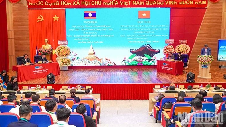 Lors de la conférence destinée à faire le bilan de la formation et de la gestion des étudiants laotiens au Vietnam pour l'année scolaire 2023 – 2024 et à fixer les orientations pour l'année scolaire 2024 – 2025, le 12 juillet à Vinh Long (au sud). Photo: NDEL.