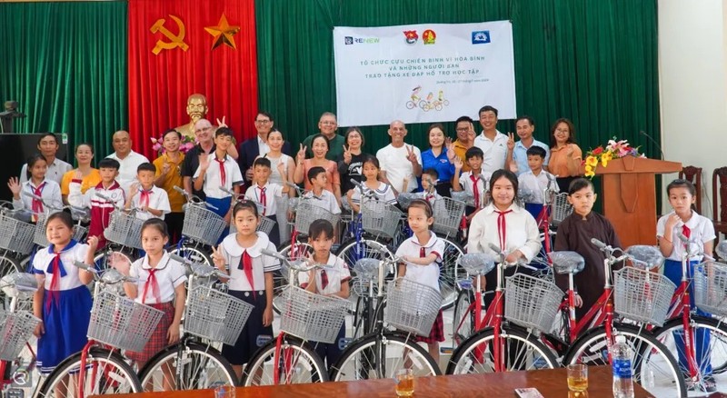 Des vétérans américains de la VFP-160 a remis des vélos aux enfants démunis de Quang Tri en mai 2024. Photo : RENEW 