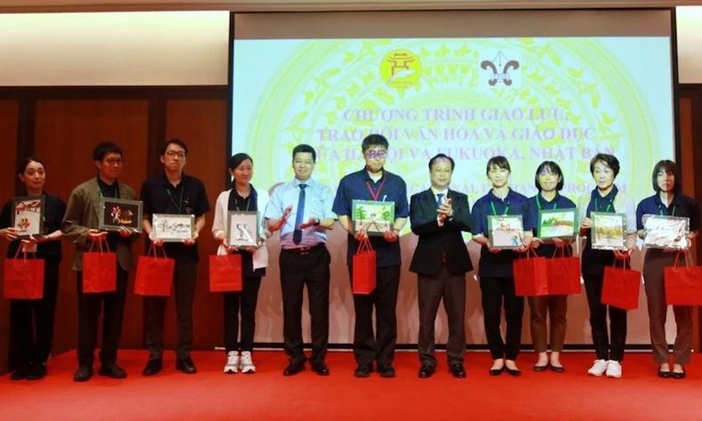 Cérémonie d'accueil de la délégation de lycéens et d'enseignants de la préfecture japonaise de Fukuoka, le 6 août à Hanoi. Photo: hanoi.edu.vn.